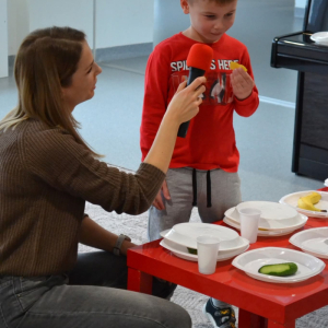 Przedszkolaki uczestniczą w obchodach Jesiennego Festiwalu Warzywno-Owocowego.
