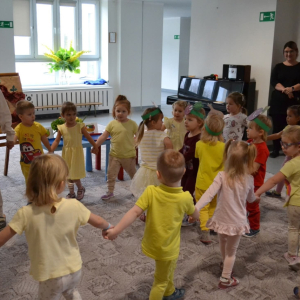 Przedszkolaki uczestniczą w obchodach Jesiennego Festiwalu Warzywno-Owocowego.