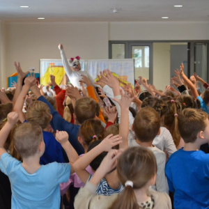 Przedstawienie teatralne pt. „Jak Kicia Rufiego mądrości uczyła” w wykonaniu aktorów teatru edukacyjnego Gabi Art.