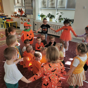 Dzieci uczestniczą w zabawach z okazji Dnia Dyni.