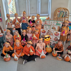 Dzieci uczestniczą w zabawach z okazji Dnia Dyni.