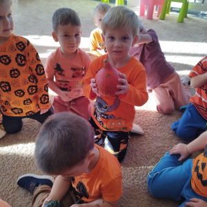 Dzieci uczestniczą w zabawach z okazji Dnia Dyni.