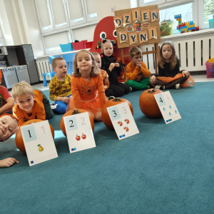 Dzieci uczestniczą w zabawach z okazji Dnia Dyni.