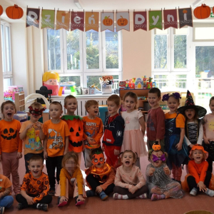 Dzieci uczestniczą w zabawach z okazji Dnia Dyni.