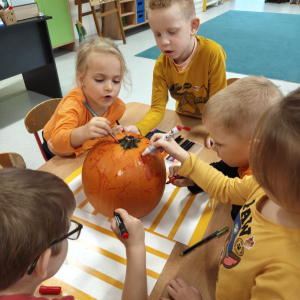 Dzieci uczestniczą w zabawach z okazji Dnia Dyni.
