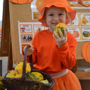 Dzieci uczestniczą w zabawach z okazji Dnia Dyni.