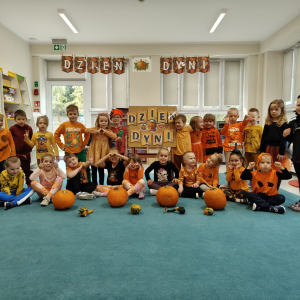 Dzieci uczestniczą w zabawach z okazji Dnia Dyni.