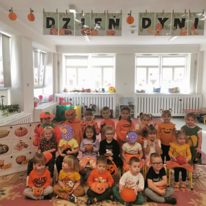 Dzieci uczestniczą w zabawach z okazji Dnia Dyni.