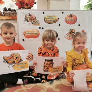 Dzieci uczestniczą w zabawach z okazji Dnia Dyni.