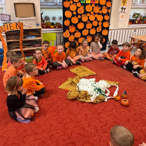 Dzieci uczestniczą w zabawach z okazji Dnia Dyni.