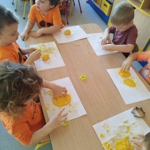 Dzieci uczestniczą w zabawach z okazji Dnia Dyni.