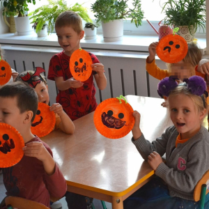 Dzieci uczestniczą w zabawach z okazji Dnia Dyni.