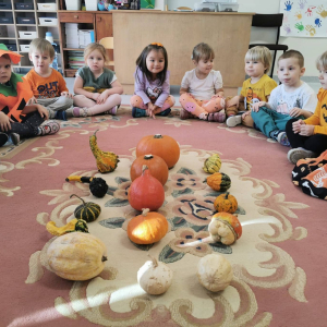 Dzieci uczestniczą w zabawach z okazji Dnia Dyni.