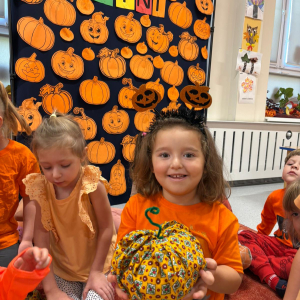 Dzieci uczestniczą w zabawach z okazji Dnia Dyni.