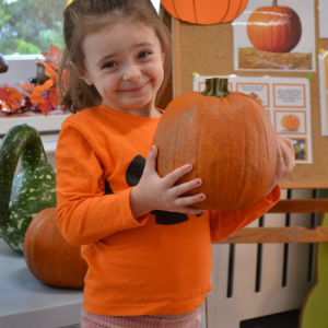 Dzieci uczestniczą w zabawach z okazji Dnia Dyni.