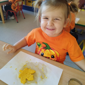 Dzieci uczestniczą w zabawach z okazji Dnia Dyni.