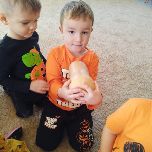 Dzieci uczestniczą w zabawach z okazji Dnia Dyni.