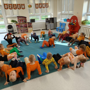 Dzieci uczestniczą w zabawach z okazji Dnia Dyni.