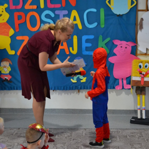 Wręczanie dyplomów i nagród za udział w konkursie.