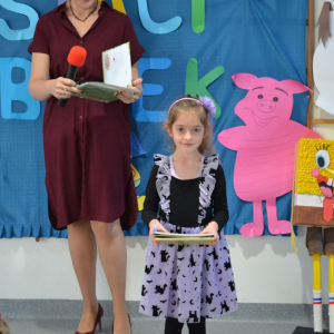 Wręczanie dyplomów i nagród za udział w konkursie.