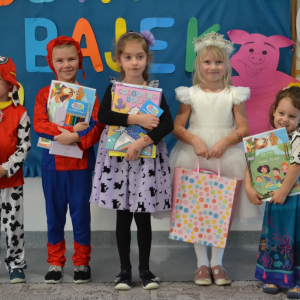 Wręczanie dyplomów i nagród za udział w konkursie.