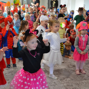 Zabawy z okazji Dnia Postaci z Bajek.