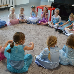 Zabawy z okazji Dnia Postaci z Bajek.