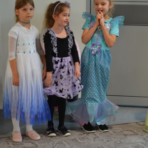 Zabawy z okazji Dnia Postaci z Bajek.