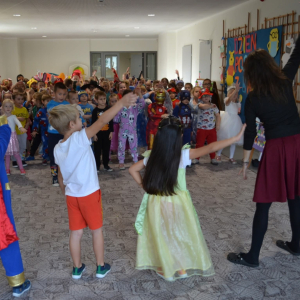 Zabawy z okazji Dnia Postaci z Bajek.