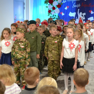 Dzieci uczestniczą w uroczystym apelu z okazji Narodowego Święta Niepodległości.