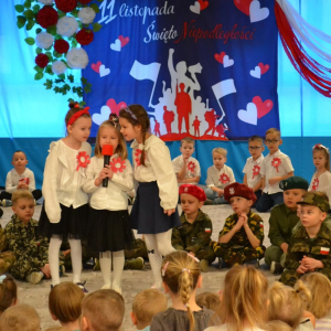Dzieci uczestniczą w uroczystym apelu z okazji Narodowego Święta Niepodległości.
