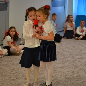 Dzieci uczestniczą w uroczystym apelu z okazji Narodowego Święta Niepodległości.