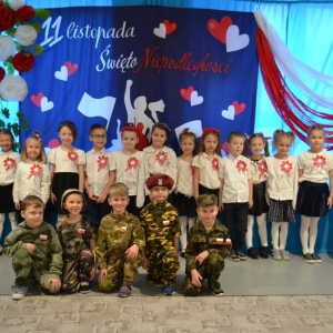 Dzieci uczestniczą w uroczystym apelu z okazji Narodowego Święta Niepodległości.
