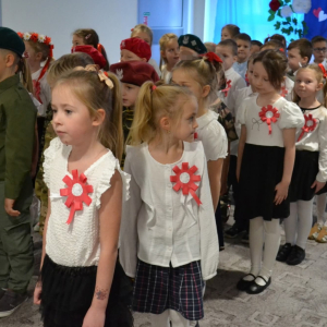 Dzieci uczestniczą w uroczystym apelu z okazji Narodowego Święta Niepodległości.