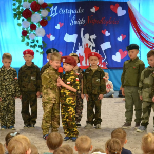 Dzieci uczestniczą w uroczystym apelu z okazji Narodowego Święta Niepodległości.