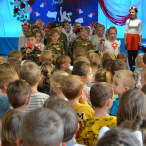 Dzieci uczestniczą w uroczystym apelu z okazji Narodowego Święta Niepodległości.