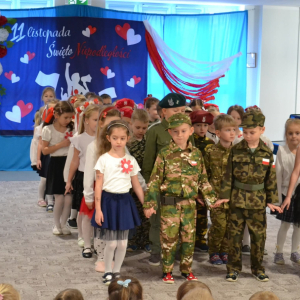 Dzieci uczestniczą w uroczystym apelu z okazji Narodowego Święta Niepodległości.