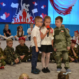 Dzieci uczestniczą w uroczystym apelu z okazji Narodowego Święta Niepodległości.