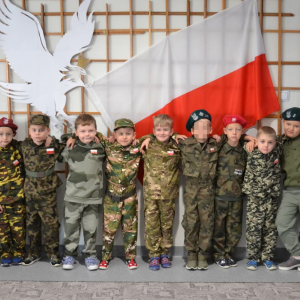 Dzieci uczestniczą w uroczystym apelu z okazji Narodowego Święta Niepodległości.