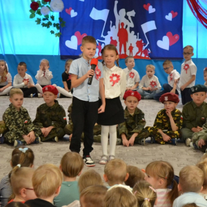 Dzieci uczestniczą w uroczystym apelu z okazji Narodowego Święta Niepodległości.