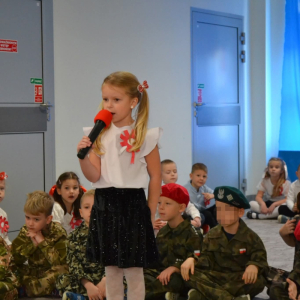 Dzieci uczestniczą w uroczystym apelu z okazji Narodowego Święta Niepodległości.