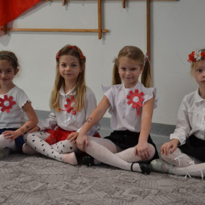 Dzieci uczestniczą w uroczystym apelu z okazji Narodowego Święta Niepodległości.