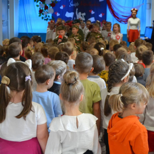 Dzieci uczestniczą w uroczystym apelu z okazji Narodowego Święta Niepodległości.