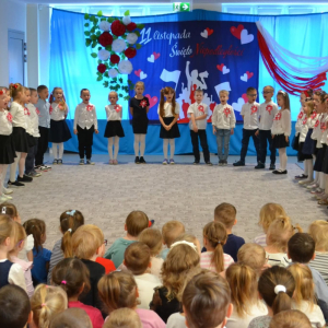 Dzieci uczestniczą w uroczystym apelu z okazji Narodowego Święta Niepodległości.