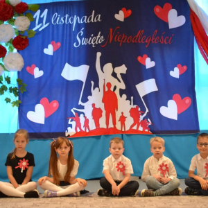 Dzieci uczestniczą w uroczystym apelu z okazji Narodowego Święta Niepodległości.