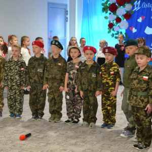 Dzieci uczestniczą w uroczystym apelu z okazji Narodowego Święta Niepodległości.