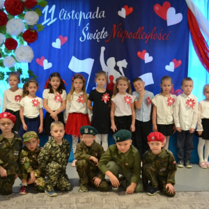 Dzieci uczestniczą w uroczystym apelu z okazji Narodowego Święta Niepodległości.