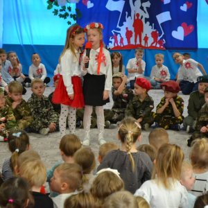 Dzieci uczestniczą w uroczystym apelu z okazji Narodowego Święta Niepodległości.