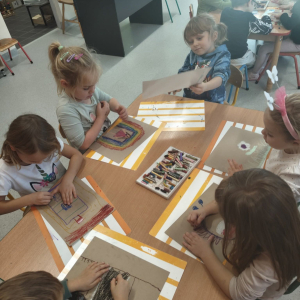 Dzieci z grupy Biedronki  wykonały koleje zadania w ramach ogólnopolskiego projektu edukacyjnego Zabawa Sztuką. 