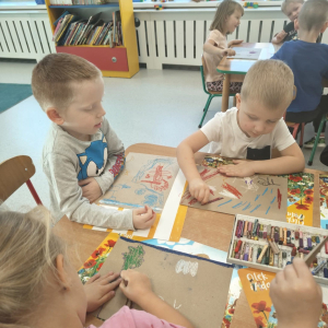 Dzieci z grupy Biedronki  wykonały koleje zadania w ramach ogólnopolskiego projektu edukacyjnego Zabawa Sztuką. 